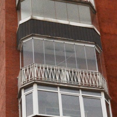 Граненый балкон с безрамным остеклением в СПб